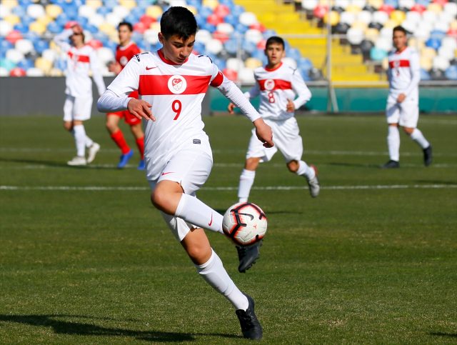 14 Yaş Altı Futbol Milli Takımı seçmelerine İzmir'de devam edildi