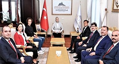 Vali Yiğitbaşı, LGS şampiyonunu kabul etti