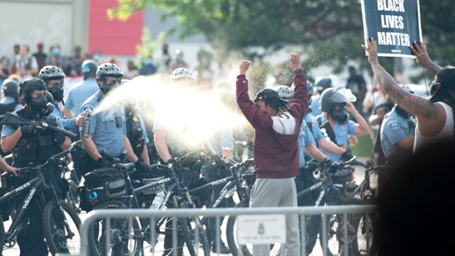 ABD'de şiddet eylemlerine dönen ırkçılık karşıtı protestolarda polis binası saldırıya uğradı
