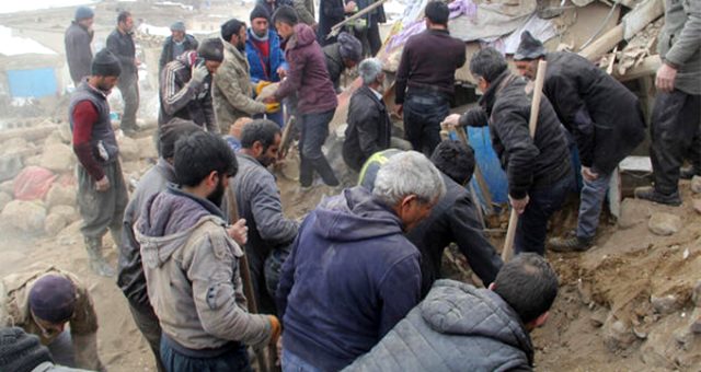 AFAD'tan Van'daki vatandaşlara "hasarlı binalara girmeyin" uyarısı geldi