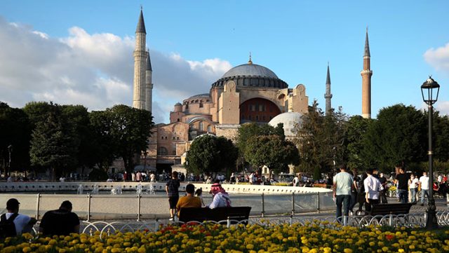 Ayasofya'nın cami olmasına bir tepki de Ermenistan'dan geldi