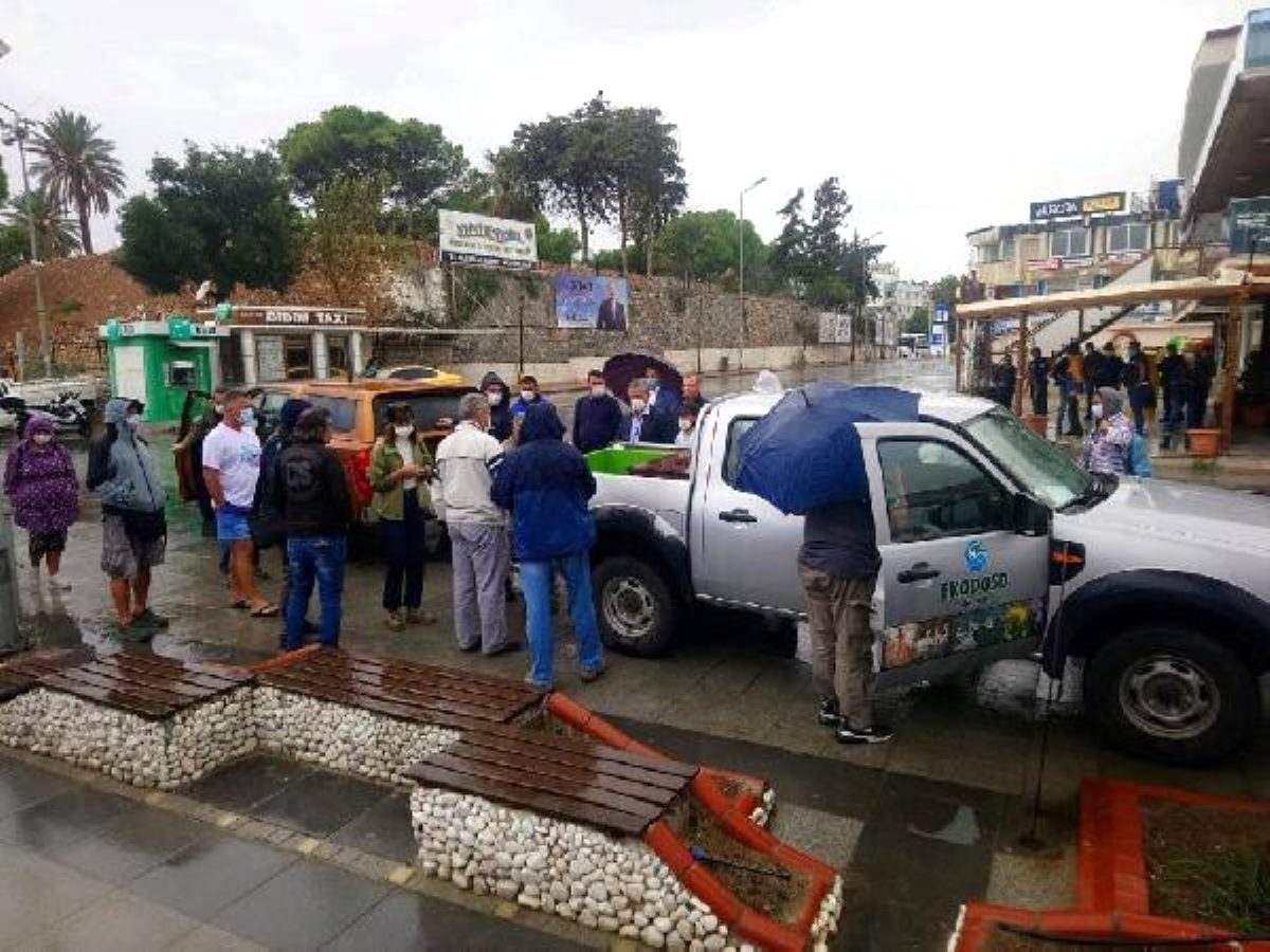 Aydın'da tedavisi tamamlanan caretta caretta denizi bırakıldı