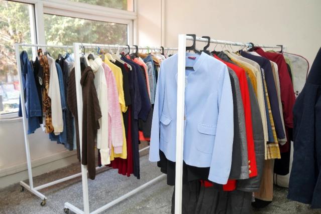 Ayvalık Belediyesi'nin Altınova'daki sosyal marketi yüzleri güldürüyor