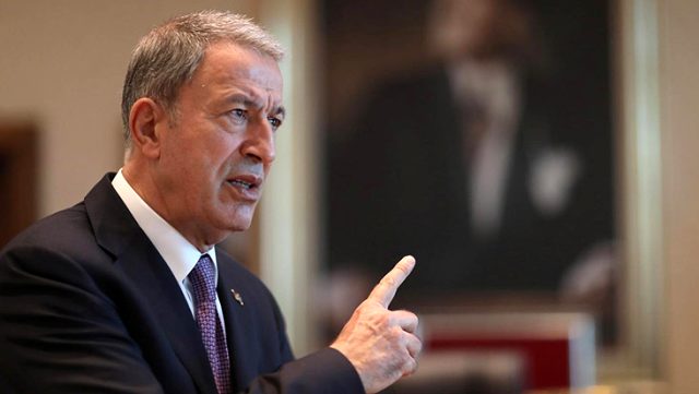 Bakan Akar, Macron'a "Problemlerin üzerine benzin döküyor" sözleriyle yüklendi