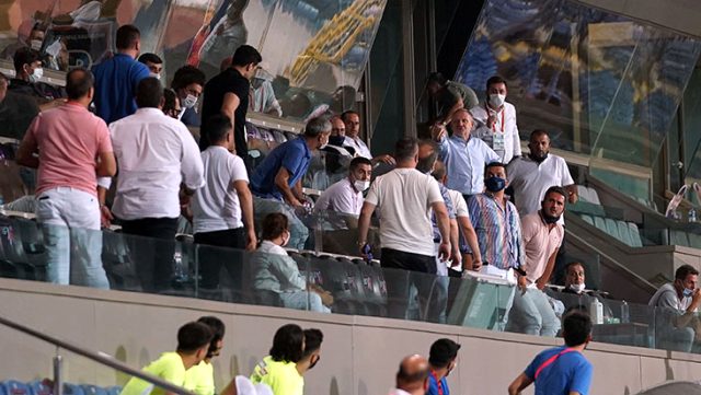 Başakşehir'in ilk golü sonrası yöneticiler tribünde birbirine girdi