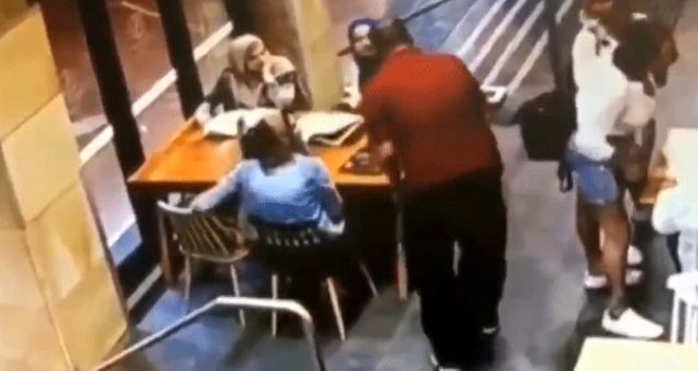 Başörtülü hamile kadına çirkin saldırı! Darp edilen kadın hastaneye kaldırıldı