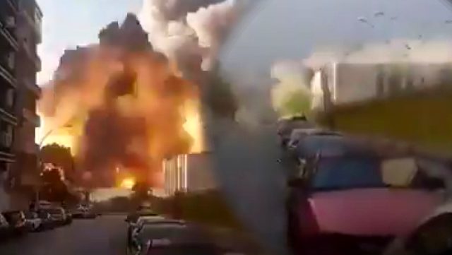 Beyrut'ta atom bombasını andıran patlamanın basıncı amatör kameramanı yuttu