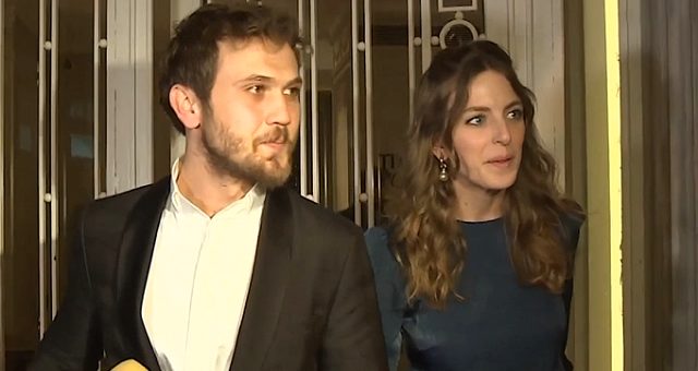Bir düğüne katılan oyuncu Bige Önal, rüzgarın esmesiyle frikik verdi
