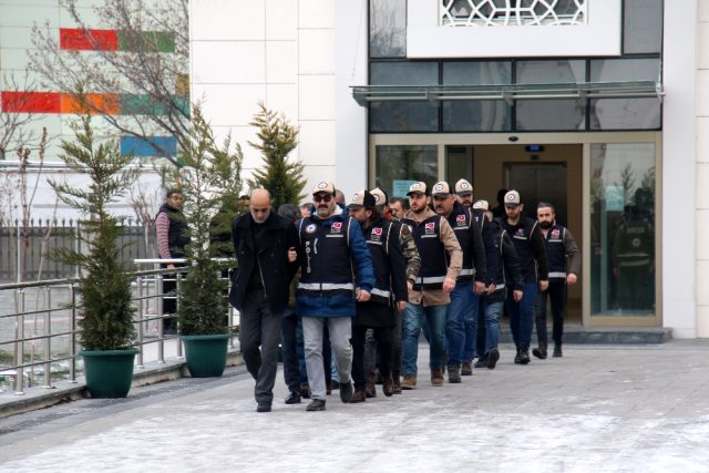 Bit pazarında haraç kestiler, vermeyenleri çırılçıplak soyup kayda aldılar