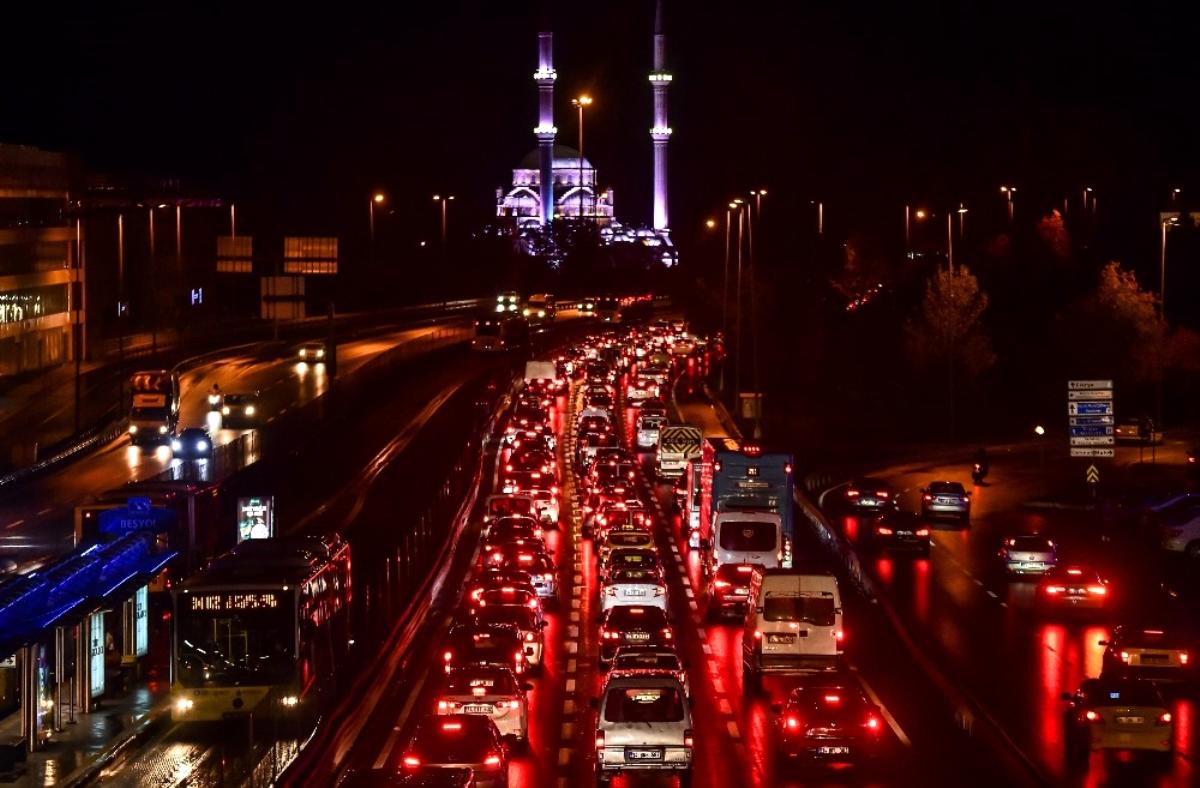 Bu işte bir terslik var! Sokağa çıkma kısıtlaması başladı, 15 Temmuz Köprüsü'nde trafik yoğunlaştı