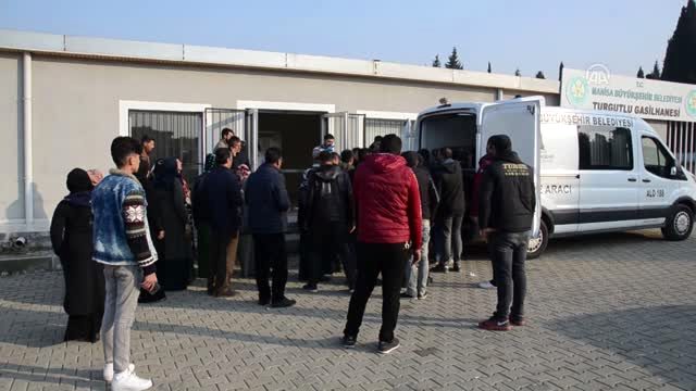 Çeşme'de teknenin batması sonucu ölen 8 düzensiz göçmen toprağa verildi