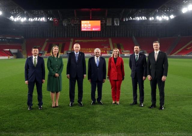 Cumhurbaşkanı Erdoğan İzmir'de yeşil sahaya indi