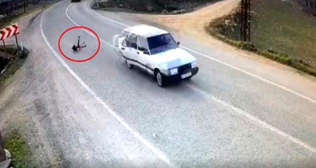 Dehşete düşüren olay! Minik kız seyir halindeki otomobilden yola savruldu