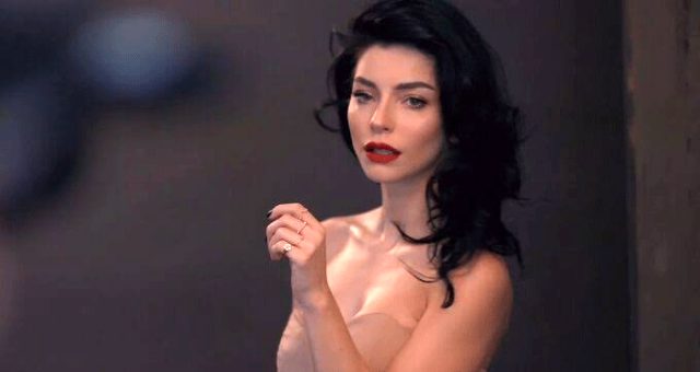 Depresyona giren Merve Boluğur, arkadaşlarıyla stres attı