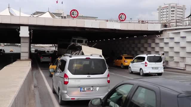 Dorsesinde kamyon taşıyan tır, alt geçitte sıkıştı