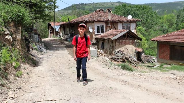 EBA platformundan canlı yayınlanan derslere katılabilmek için her gün bir kilometre yürüyor