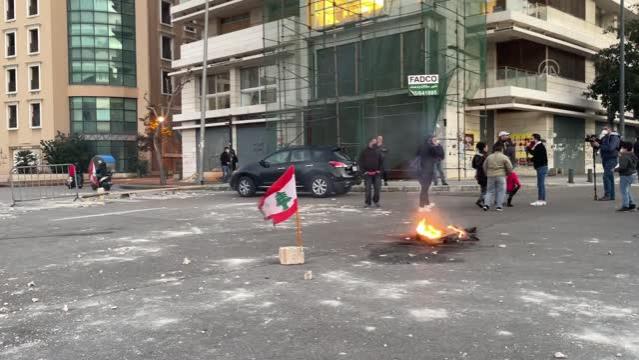 Ekonomik krizin sürdüğü Lübnan'da liranın değer kaybetmesi ve alım gücünün düşmesi protesto edildi (2)
