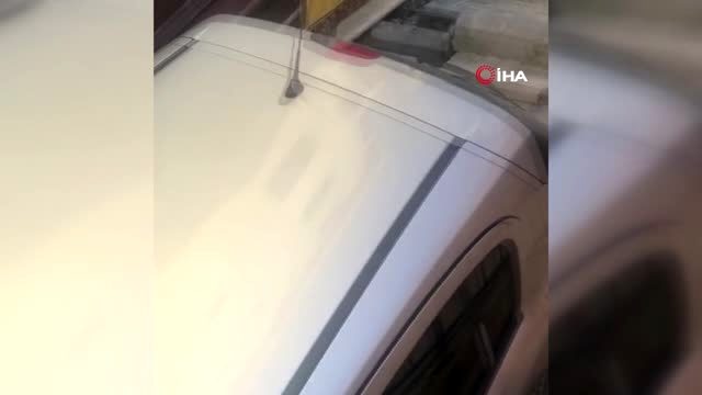 El freni çekilmeyen otomobil merdivenlere uçtu; facianın eşiğinden dönüldü