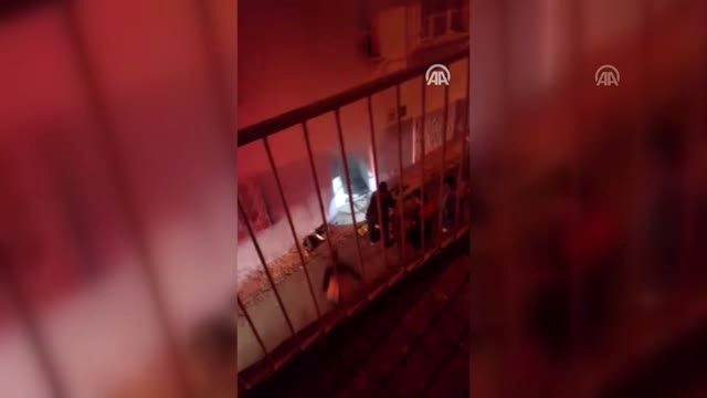 Ev yangınında itfaiye eri tarafından kurtarılan kadın ağır yaralandı