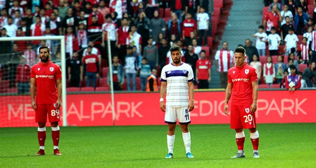 Futbolcular maç oynanırken 1 dakikalık saygı duruşunda bulundu