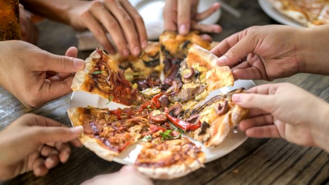 Gıda paketlerine kalorileri yakmak için gereken 'egzersiz miktarları' yazılmalı