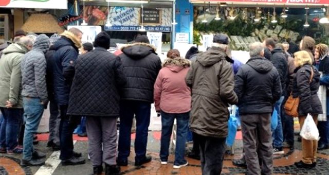 Hamsinin 5 liraya düştüğünü duyanlar, almak için birbiriyle yarıştı