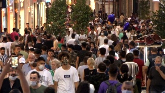İğne atsan yere düşmez! İstiklal Caddesi'nde sosyal mesafe ve maske unutuldu