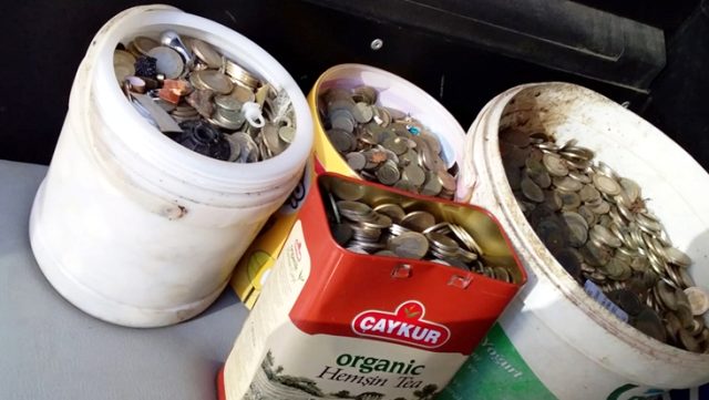 İki kamyon çöpün çıktığı evde 169 bin lira bulundu