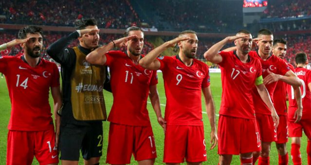 milli futbolcular asker selamı ile ilgili görsel sonucu