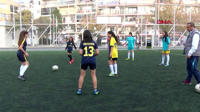 İzmir kadın futbolcular deplasmana gitmek için destek bekliyor