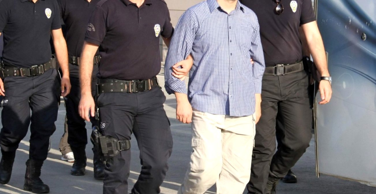 İzmir merkezli FETÖ operasyonunda 46 tutuklama