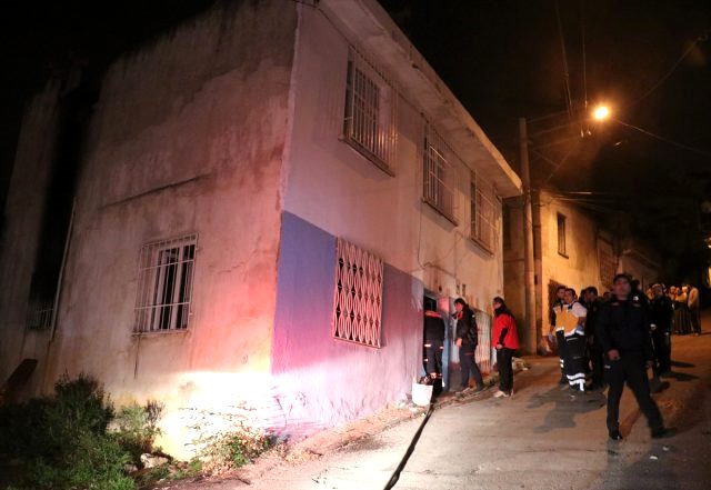 İzmir'de alevlerin arasında kalan genç kadını itfaiye eri kurtardı