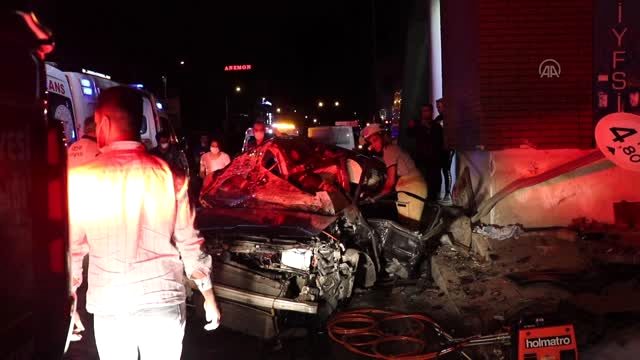 İzmir'de otomobil üst geçide çarptı: 1'i ağır 3 yaralı