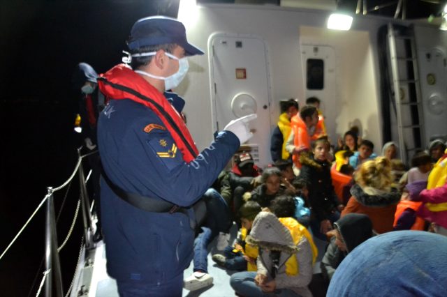 İzmir'de Yunan Sahil Güvenlik unsurlarınca geri itilen 79 sığınmacı kurtarıldı