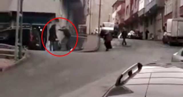 Kan donduran görüntü! Sokak ortasında kadını sopayla öldüresiye dövdü