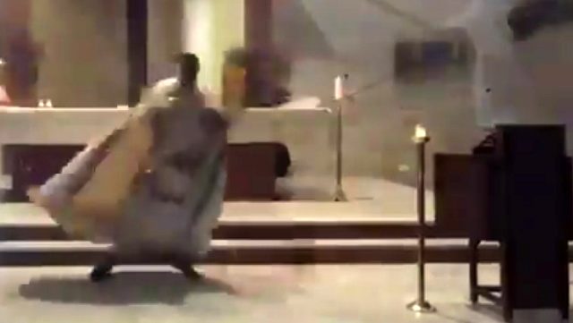 Kilisede ayin yapan papazın Beyrut'taki korkunç patlamadan kaçış anı saniye saniye görüntülendi