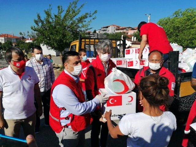 Kızılay'dan Roman vatandaşlara gıda yardımı
