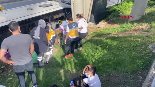 (KOZYATAĞI D 100'DE İETT OTOBÜSÜ SEYYAR BÜFE VE ÜST GEÇİDİN ASANSÖRÜNE ÇARPTI