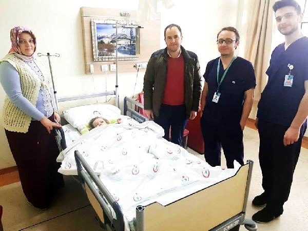 Küçük Münevver, kapalı kasık fıtığı ameliyatıyla sağlığına kavuştu