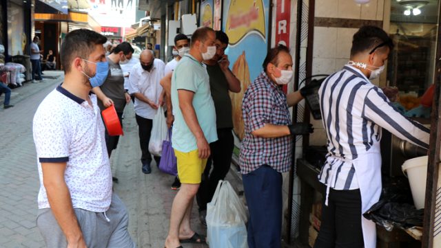 Kurban etini alan koştu! Ücretsiz kıyma çeken marketin önünde metrelerce kuyruk oluştu