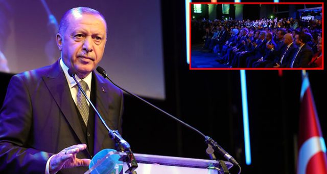 Londra'da konuşan Cumhurbaşkanı Erdoğan, Erdem Bayazıt'ın şiirini okuduktan sonra salonda alkış tufanı koptu