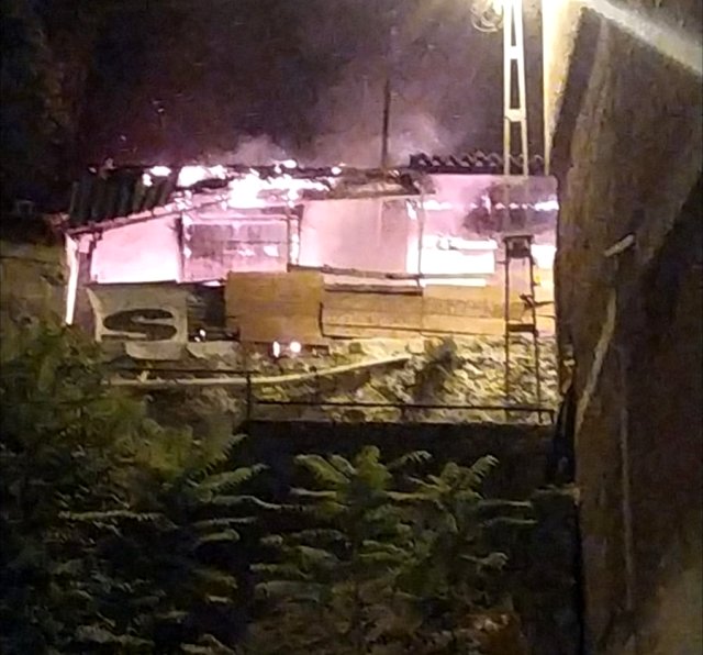 Mangal ateşi eve sıçradı, yangında ev kullanılamaz hale geldi