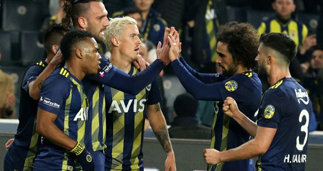Max Kruse'nin dürüm yiyerek stattan ayrıldığı anlar kameralara yansıdı!