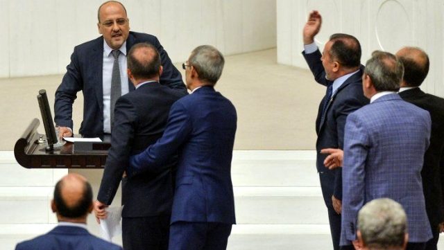 Meclis'te çoklu baro teklifi görüşülürken tartışma çıktı