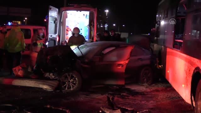 Otomobilin otobüse çarpması sonucu iki kişi yaralandı