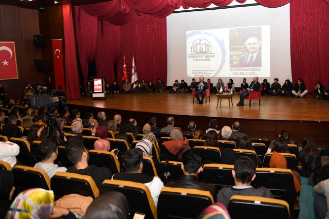 Prof. Dr. Nevzat Tarhan: "Bu çağda genç olmanın en zor yaşam tecrübesi"