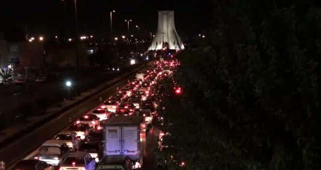 Protestoların büyüdüğü İran'da göstericiler Tahran'a giriş-çıkış yollarını kapattı