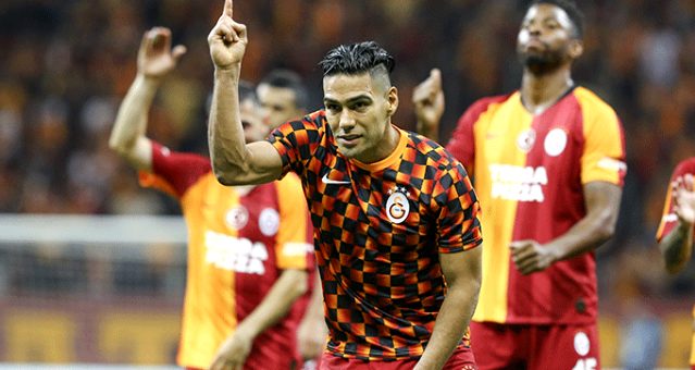 Radamel Falcao, maç sonunda 3'lü çektirdi