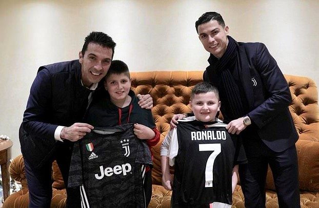 Ronaldo, Arnavutluk'taki depremden kurtulan çocukları ziyaret etti