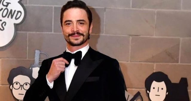 Saçlarını kestiren Ahmet Kural, tanınmaz hale geldi